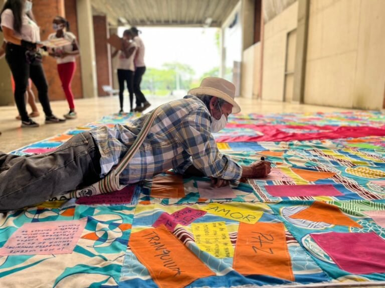 Gigantesca colcha de retazos un regalo para Cali en su cumpleaños 482