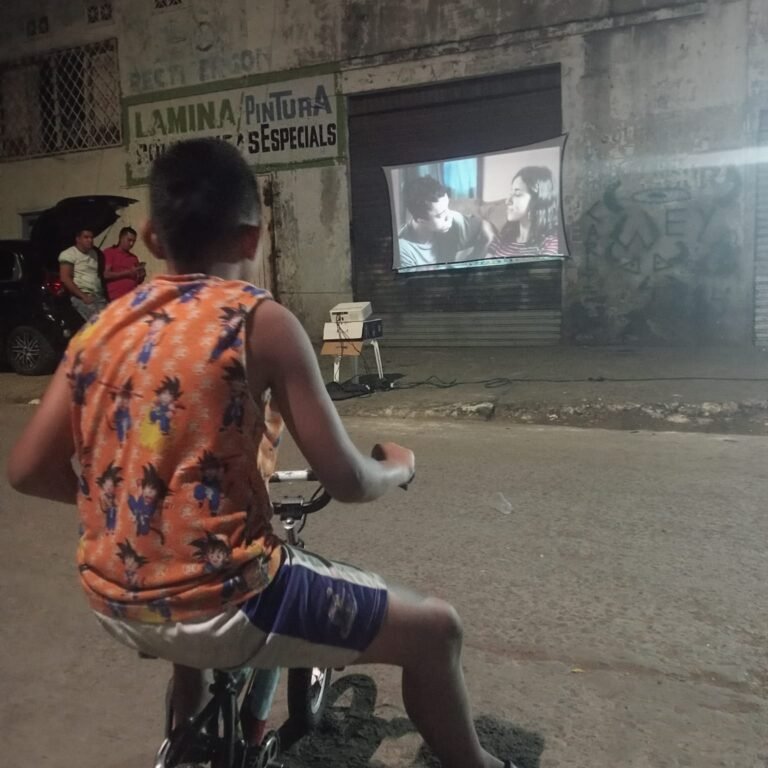 PAZeando la ciudad: En el barrio Sucre arrancaron las Escuelas pal Barrio. PAZeando la ciudad: En el barrio Sucre arrancaron las Escuelas pal Barrio.